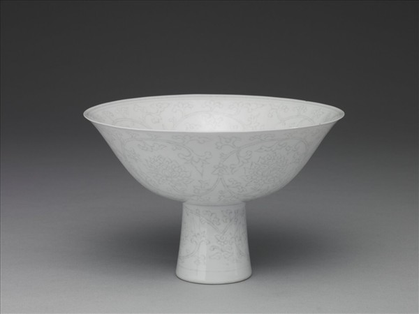 甜白半脫胎番蓮高足碗