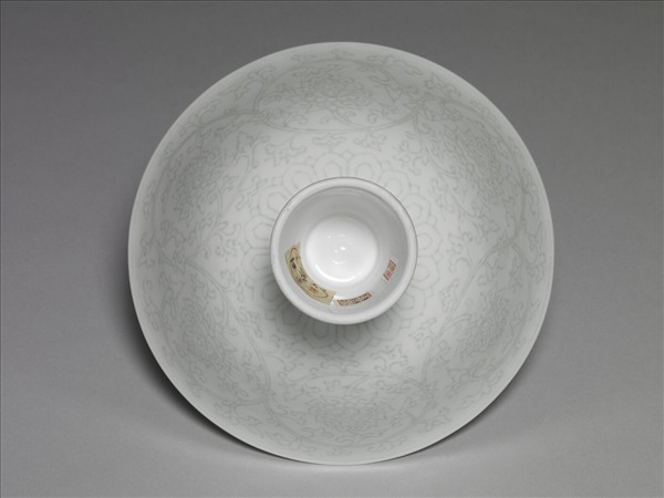 甜白半脫胎番蓮高足碗