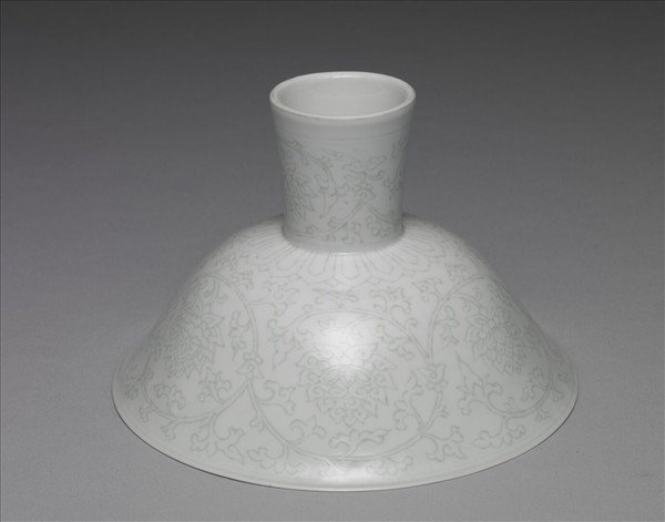 甜白半脫胎番蓮高足碗