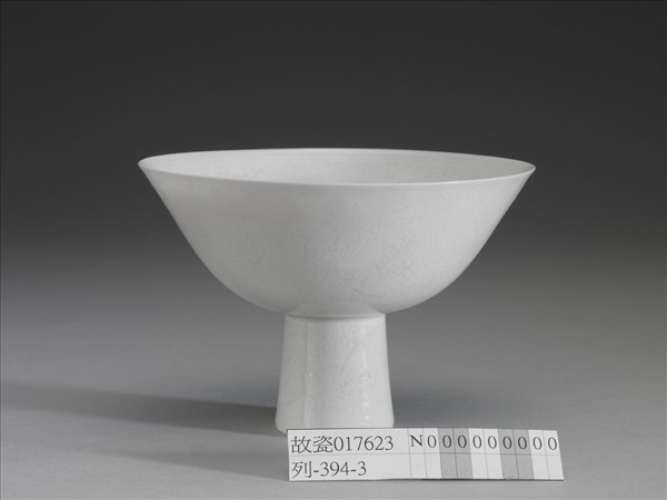 甜白半脫胎番蓮高足碗