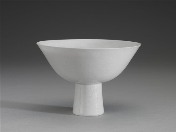 甜白半脫胎番蓮高足碗