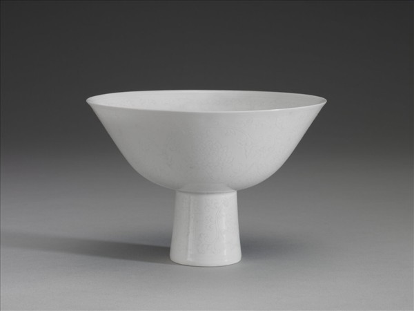 甜白半脫胎番蓮高足碗