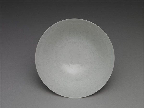 甜白半脫胎番蓮高足碗