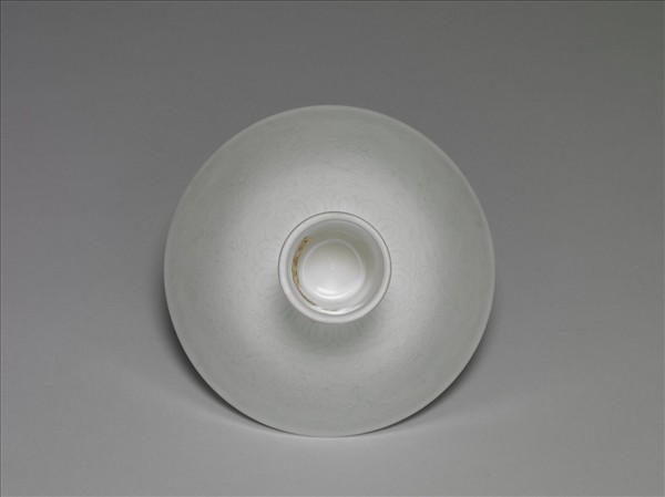 甜白半脫胎番蓮高足碗