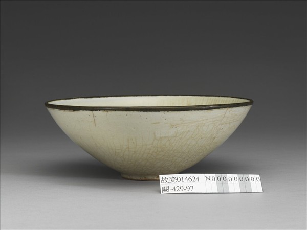 白釉劃花牡丹碗