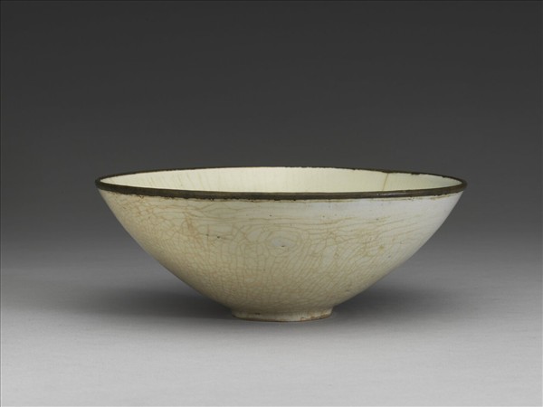 白釉劃花牡丹碗