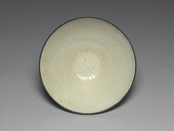 白釉劃花牡丹碗