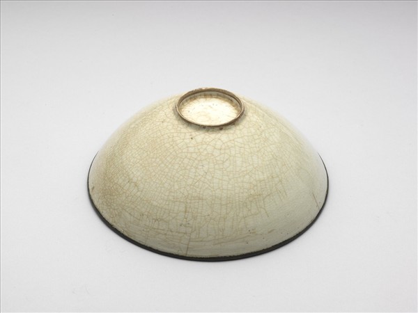 白釉劃花牡丹碗