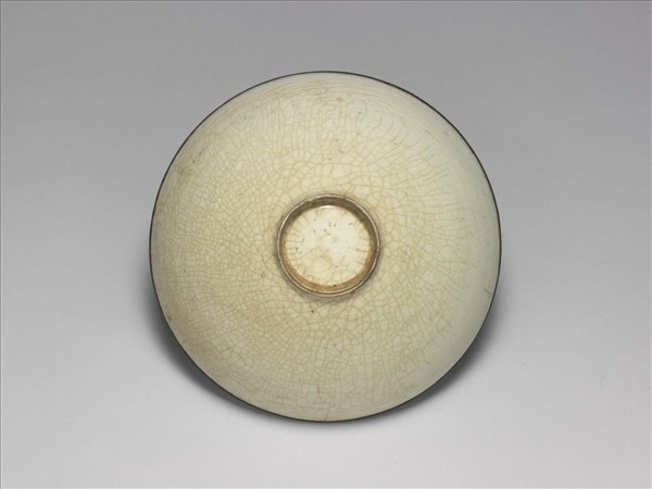 白釉劃花牡丹碗