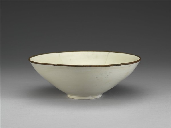 定窯 劃花蓮花葵瓣口碗