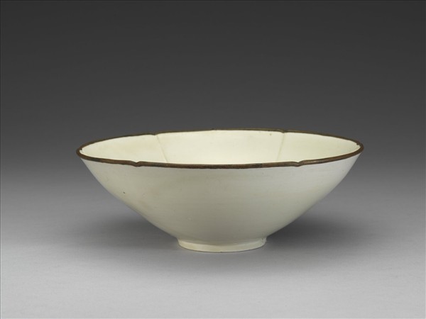 定窯 劃花蓮花葵瓣口碗