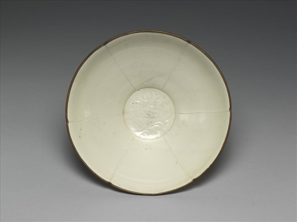 定窯 劃花蓮花葵瓣口碗