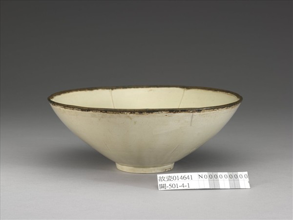 定窯 劃花蓮花葵瓣口碗