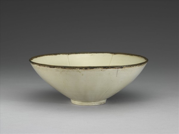 定窯 劃花蓮花葵瓣口碗