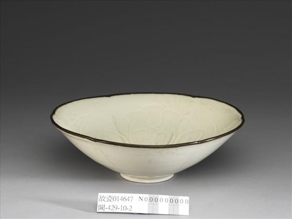 定窯 劃花牡丹葵瓣口碗