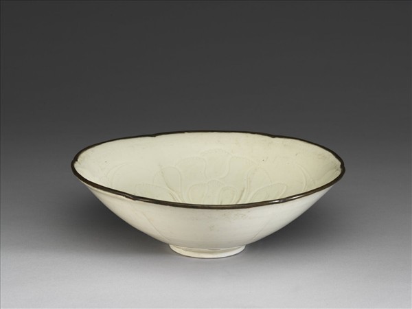 定窯 劃花牡丹葵瓣口碗