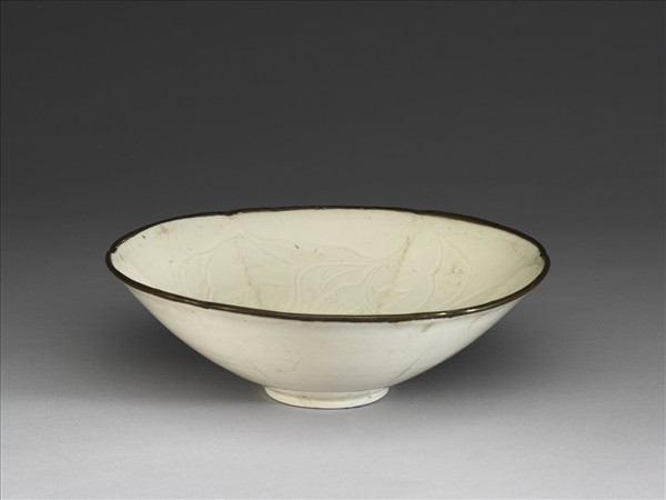 定窯 劃花牡丹葵瓣口碗