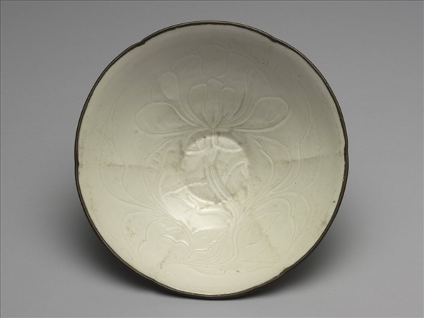 定窯 劃花牡丹葵瓣口碗
