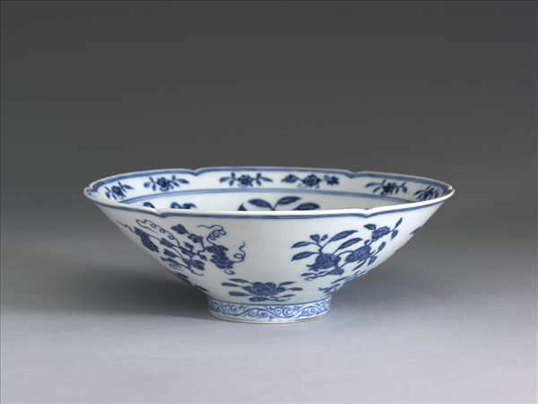 青花花果葵瓣口碗