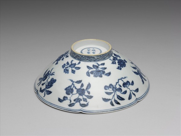 青花花果葵瓣口碗