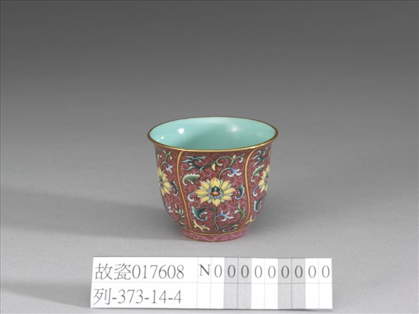 琺瑯彩紅錦地花卉紋杯