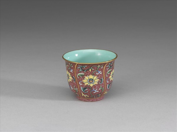 琺瑯彩紅錦地花卉紋杯