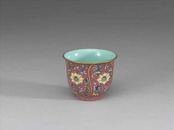 琺瑯彩紅錦地花卉紋杯