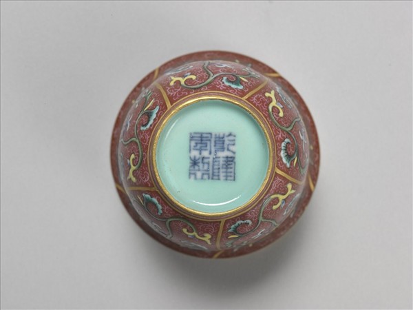 琺瑯彩紅錦地花卉紋杯