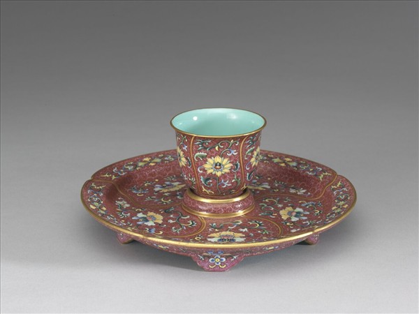 琺瑯彩紅錦地花卉紋杯