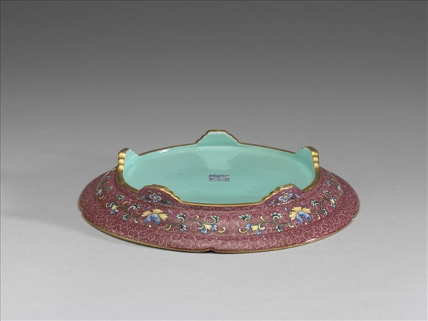 琺瑯彩紅錦地花卉紋托盤