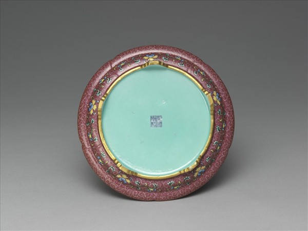 琺瑯彩紅錦地花卉紋托盤