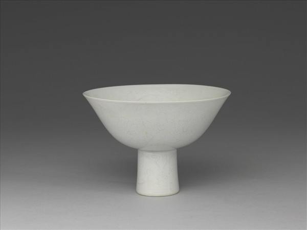 甜白半脫胎番蓮高足碗