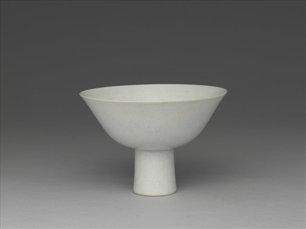 甜白半脫胎番蓮高足碗