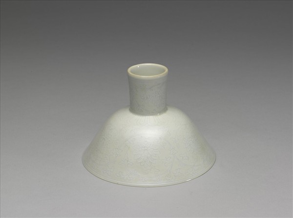 甜白半脫胎番蓮高足碗