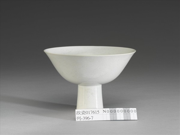 甜白半脫胎番蓮高足碗