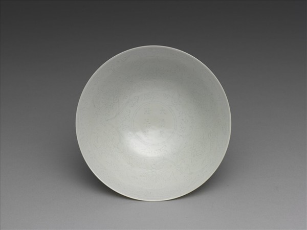 甜白半脫胎番蓮高足碗