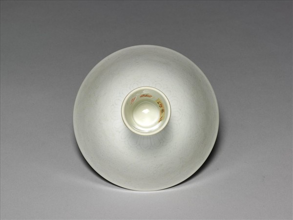 甜白半脫胎番蓮高足碗