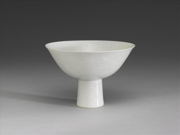 甜白半脫胎番蓮高足碗