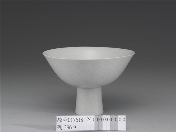 甜白半脫胎番蓮高足碗