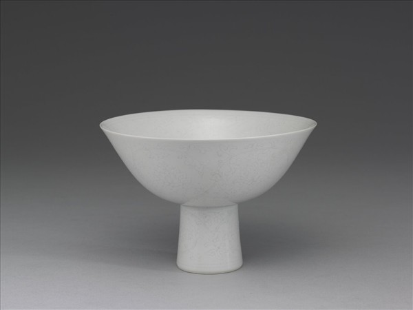 甜白半脫胎番蓮高足碗