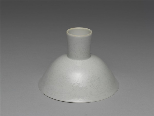 甜白半脫胎番蓮高足碗