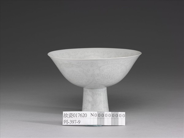 甜白半脫胎番蓮高足碗