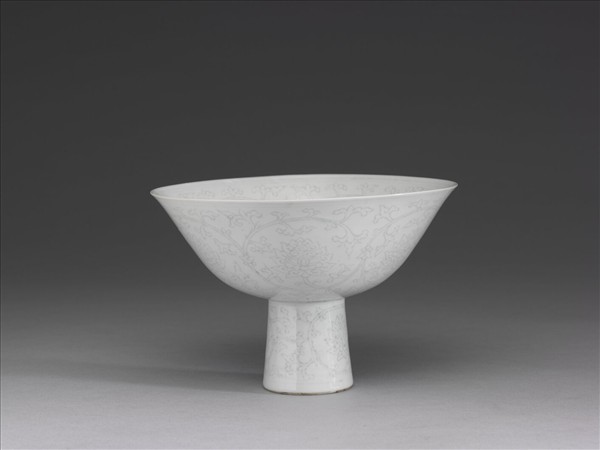 甜白半脫胎番蓮高足碗