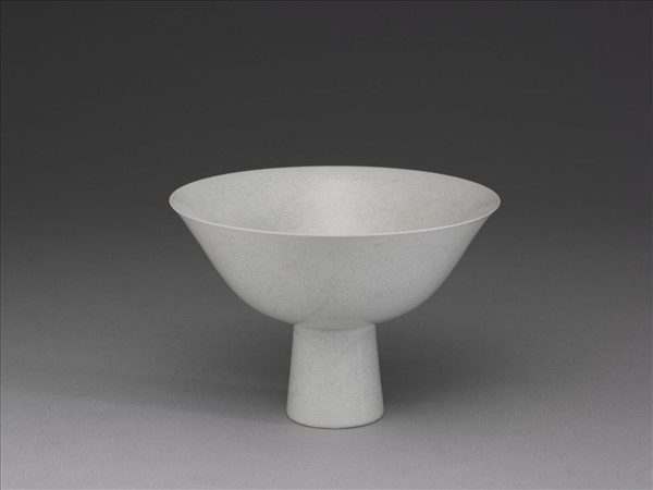 甜白半脫胎番蓮高足碗