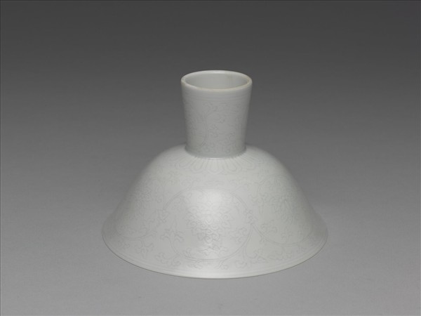 甜白半脫胎番蓮高足碗