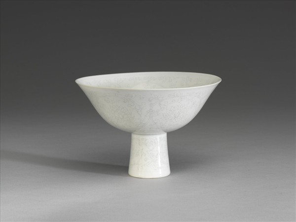 甜白半脫胎番蓮高足碗