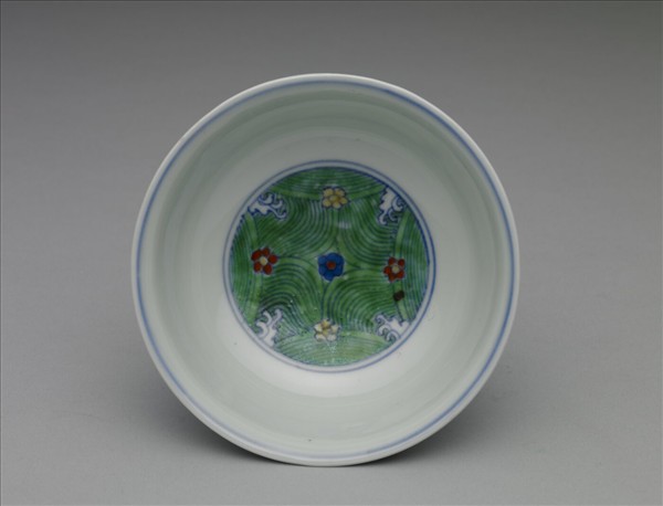鬥彩梅花淺碗