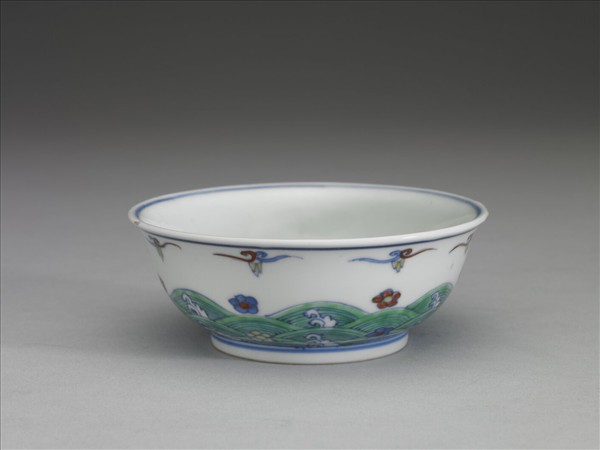 鬥彩梅花淺碗