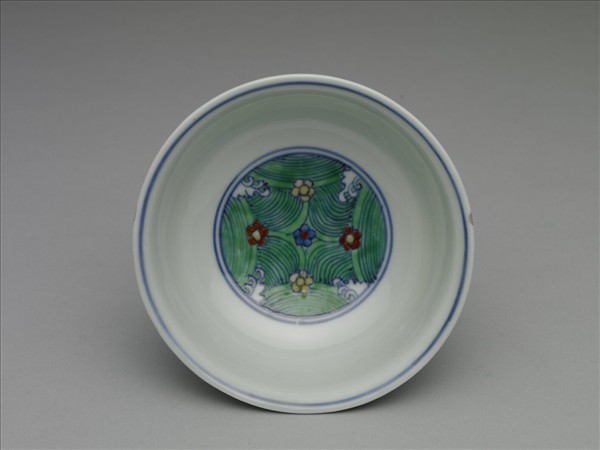 鬥彩梅花淺碗