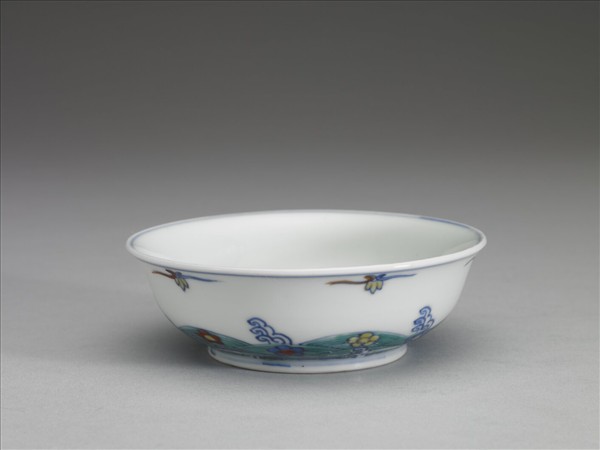 鬥彩梅花淺碗